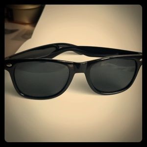 Men’s black sunglasses 😎